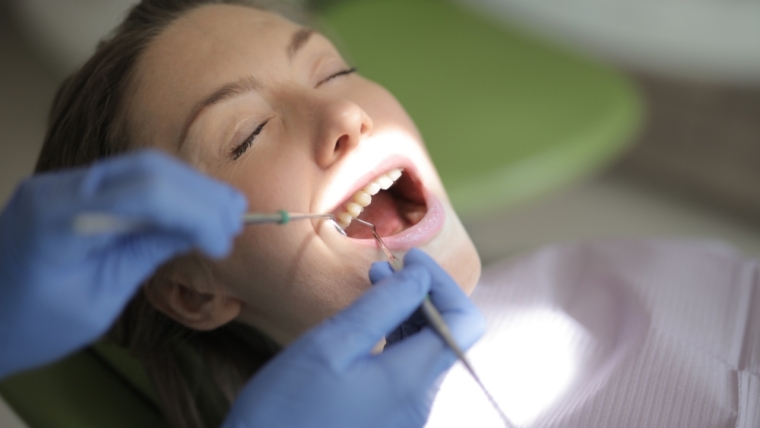 Limpieza dental en Gijón con Dental Dindurra